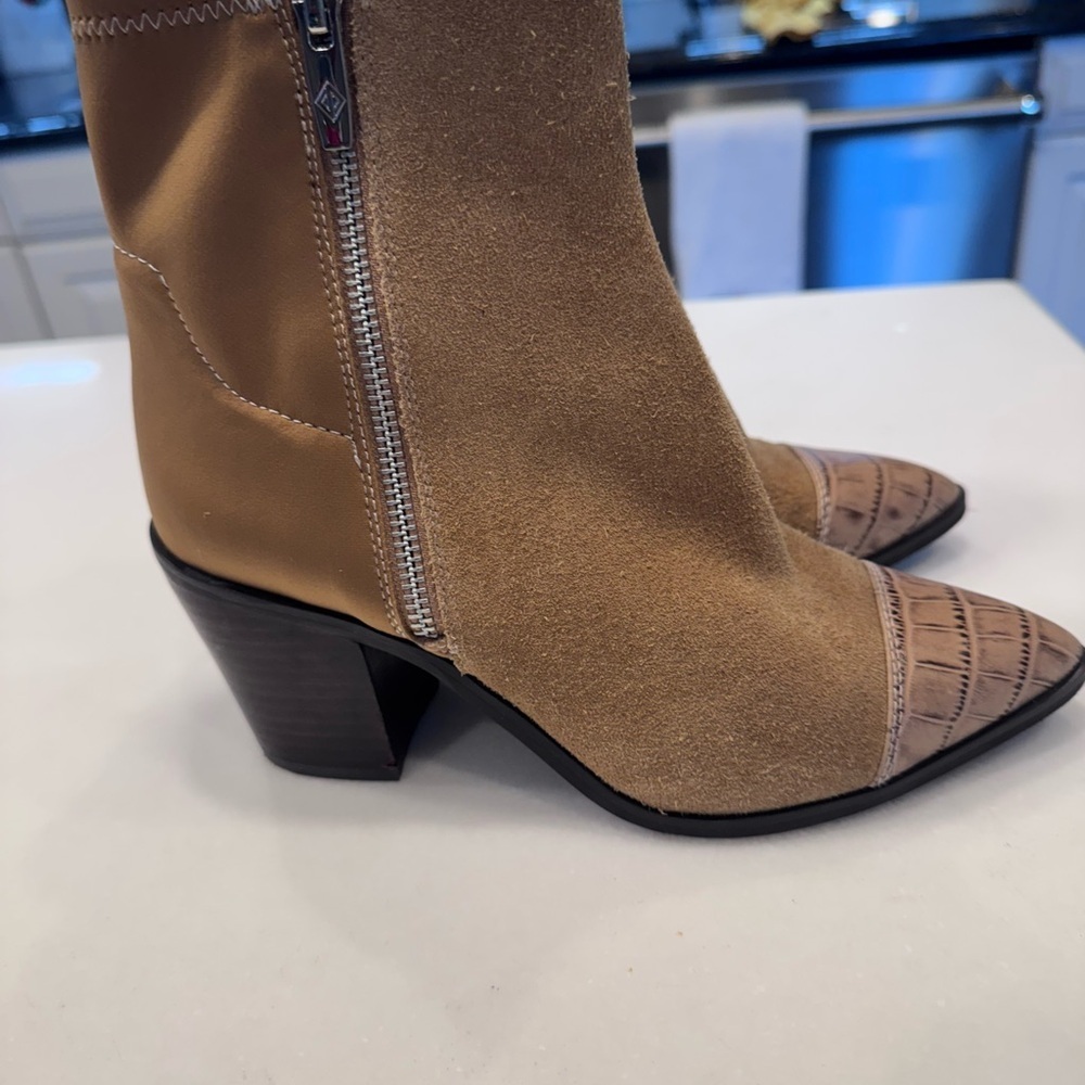 NEW! Donald Pliner Women's Waldon Leather Bootie Caramel Size 6 - Picture 3 of 12